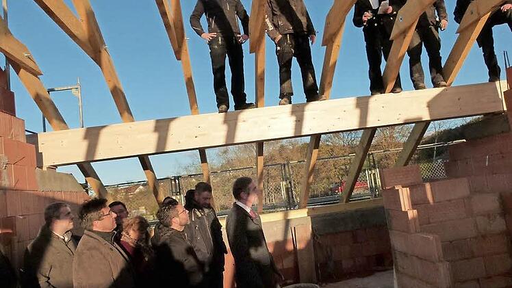 Den Richtspruch hält Hubert Lindenlaub im Beisein der Verbandsmitglieder. Foto: Lothar Weidner