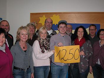 1250 Euro übergibt die Theatergruppe an den Kindergarten (von links): Rita Nöth, Peter und Anita Hillenbrand, Hugo Back, Ramona Pal, Dieter Heim, Oliver und Reiner Hillenbrand, Kindergärtnerin Juliane Trenk, Heiko Krakofsky und Christa Alberth.  Foto: Ewald Kiesel
