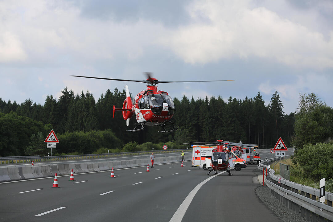 Brennender Reisebus auf A9 im Landkreis Hof - Autobahn komplett gesperrt