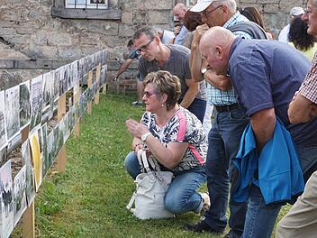 Die alten Bilder von Weißenbach waren ein Anziehungspunkt für die vielen Besucher des Dorffestes. Foto: Marion Eckert