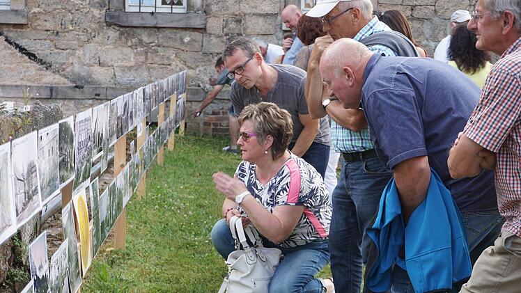 Die alten Bilder von Weißenbach waren ein Anziehungspunkt für die vielen Besucher des Dorffestes. Foto: Marion Eckert