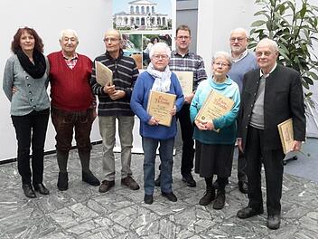 Zweigvereinsvorsitzender Günther Wischert (2. von rechts) ehrte zusammen mit seiner Stellvertreterin Gudrun Friedrich-Kleine (links) langjährige Rhönklub-Mitglieder. Urkunden und Präsente gab es für (von links) Alfred Eller, Artur Gayer, Ursula Ullrich, Michael Zirkel, Hildegunde Poeck und Reinhold Schramm.  Foto: Rolf Pralle