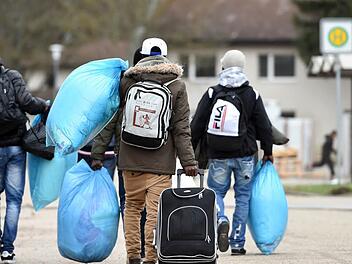Vor drei Jahren kamen in Haßfurt regelmäßig Busse mit jeweils  50 Hilfesuchenden an. Uwe anspach /dpa