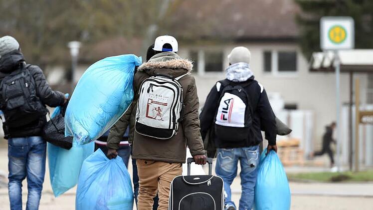 Vor drei Jahren kamen in Haßfurt regelmäßig Busse mit jeweils  50 Hilfesuchenden an. Uwe anspach /dpa