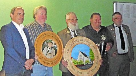 Bei der K&ouml;nigsproklamation (von links): Dritter B&uuml;rgermeister Stephan Schneider, Stefan Burkard, Werner Rudolph, Vorjahresk&ouml;nig Dietmar Walk und Sch&uuml;tzenmeister Gerhard Hartmann,  Foto: Felix Busch