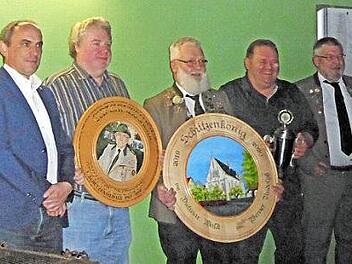 Bei der K&ouml;nigsproklamation (von links): Dritter B&uuml;rgermeister Stephan Schneider, Stefan Burkard, Werner Rudolph, Vorjahresk&ouml;nig Dietmar Walk und Sch&uuml;tzenmeister Gerhard Hartmann,  Foto: Felix Busch