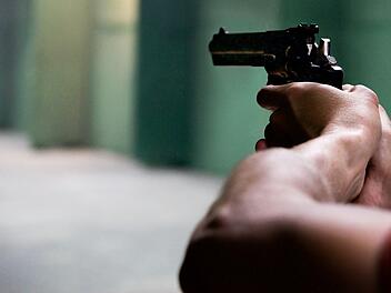 Großer Einsatz in Bayreuth: Mann taucht mit Schusswaffe vor Restaurant auf - Ex-Chef schuldete ihm angeblich Geld