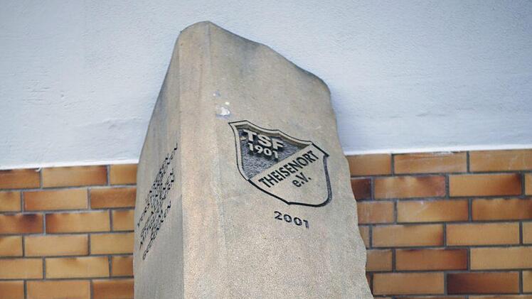 Auch der Gedenkstein ist gefallen. Foto: Bastian S&uuml;nkel