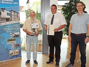 Roland Mann (links) darf in seinem Ruhestand jederzeit kostenlos „sein“ Hallenbad besuchen.