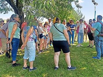 Josef Heil aus Oberleichtersbach engagiert sich ehrenamtlich in dem neuen Wanderprojekt und führte die Gruppe auf dem rund vier Kilometer langen Weg um seine Heimatgemeinde.