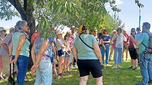 Josef Heil aus Oberleichtersbach engagiert sich ehrenamtlich in dem neuen Wanderprojekt und führte die Gruppe auf dem rund vier Kilometer langen Weg um seine Heimatgemeinde.