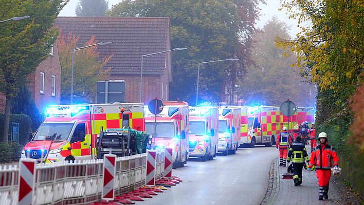 Schulbus mit 20 Kindern f&auml;hrt in Hauswand