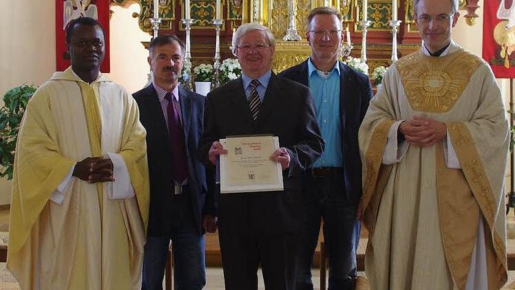 Das Engagement des Jubilars findet große Anerkennung. Im Bild (von links): Abbe Raymond, Kirchenpfleger Gerhard Eidelloth, Hans Eidloth, Pfarrgemeinderatsvorsitzender Gerhard Beitzinger und Dekan Michael Dotzauer bei der Ehrung.  Fotos: Heike Schülein