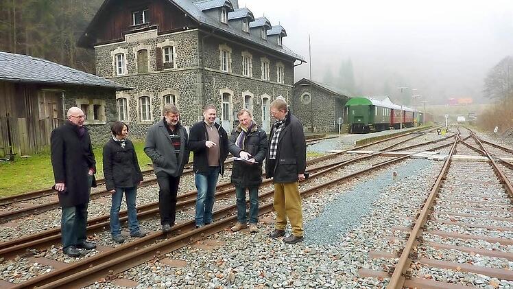 Projektreferent  Peter Schabe von der Deutschen Stiftung Denkmalschutz (rechts) war beeindruckt vom Bahnhof Nordhalben. Von links: Winfried G&ouml;tz von der Unteren Denkmalschutzbeh&ouml;rde, Architektin Dorothea Dietrich, Besitzer Reinhard K&ouml;chel, Vorsitzender Ralf Ellinger sowie Regionalmanager Willi Fehn.   Fotos: Gerd Fleischmann