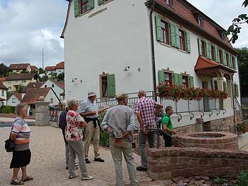 Hubert Schenk (Mitte) berichtete viel Wissenswertes zur Historie des Gemeindehauses. Foto: Günher Straub
