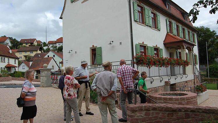 Hubert Schenk (Mitte) berichtete viel Wissenswertes zur Historie des Gemeindehauses. Foto: Günher Straub