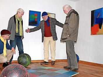 Galerist Thomas Pfarr (links) bespricht mit Heike und Norbert Kleinlein sowie mit Heinz Altscheffel die Präsentation der neuen Kunstobjekte in den Galerieräumen. Foto: Heike Beudert