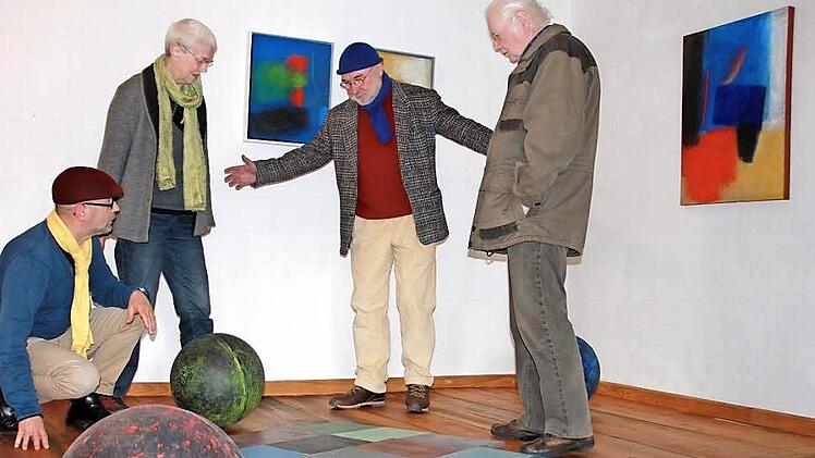 Galerist Thomas Pfarr (links) bespricht mit Heike und Norbert Kleinlein sowie mit Heinz Altscheffel die Präsentation der neuen Kunstobjekte in den Galerieräumen. Foto: Heike Beudert