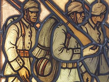 Dieses Fenster aus dem alten Rathaus, das die eingezogenen Männer auf dem Weg in den Krieg zeigt, ist heute im Herzogenauracher Stadtmuseum zu sehen. Foto: Manfred Welker