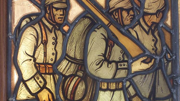 Dieses Fenster aus dem alten Rathaus, das die eingezogenen Männer auf dem Weg in den Krieg zeigt, ist heute im Herzogenauracher Stadtmuseum zu sehen. Foto: Manfred Welker