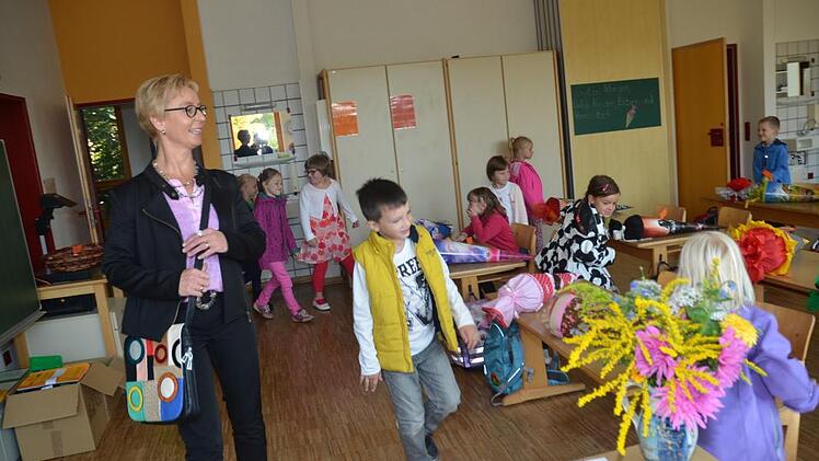 Hurra, jetzt geht´s los, der Sturm der ABC-Schützen ins Klassenzimmer.; links Lehrerin Ruth Birkner