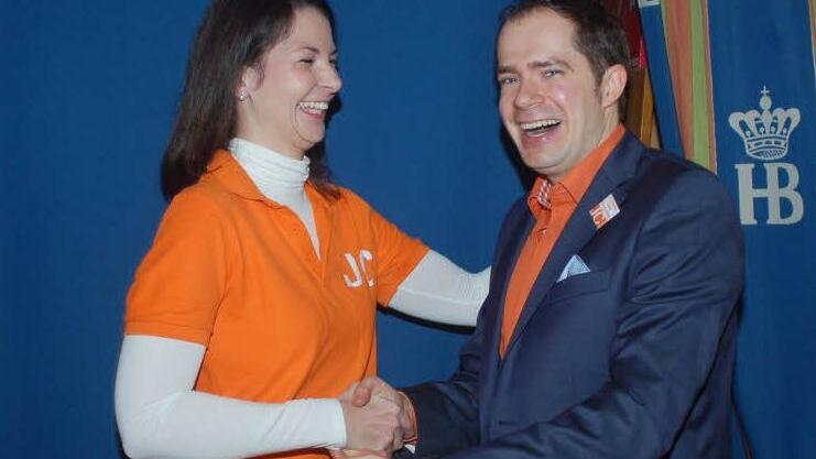 Die Wählergruppe "Junge Coburger" hat eine neue Vorsitzende: Der scheidende Vorsitzende Kurt Knoch gratulierte Christina Biegner zu Wahl. Foto: Gabi Arnold