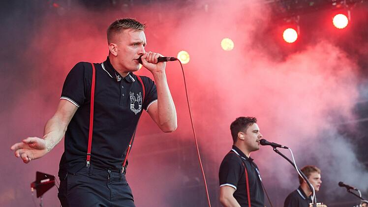 Kraftklub bei Rock im Park 2015. 2017 wird Kraftklub am Freitag bei Rock im Park in Nürnberg auftreten. Foto: dpa/Matthias Merz