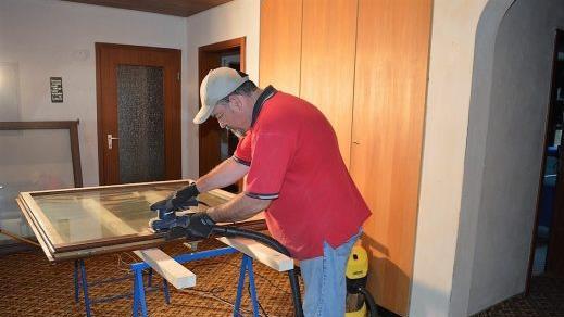 Matthew Turner beim Renovieren in Nordhalben. Foto: Familie Turner