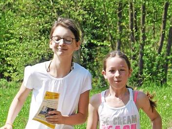 Eine gute Sache: Hochmotiviert laufen Leonie und Melissa (von links) f&uuml;r &auml;rmste Kinder in Kolumbien. Foto: Klemens Albert
