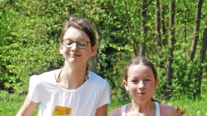 Eine gute Sache: Hochmotiviert laufen Leonie und Melissa (von links) f&uuml;r &auml;rmste Kinder in Kolumbien. Foto: Klemens Albert