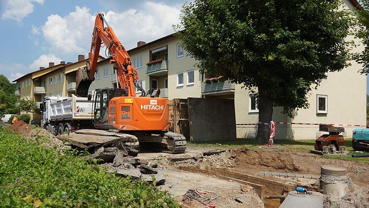 Jetzt wird im Kreuzungsbereich der Kanal verlegt. Foto: Arkadius Guzy