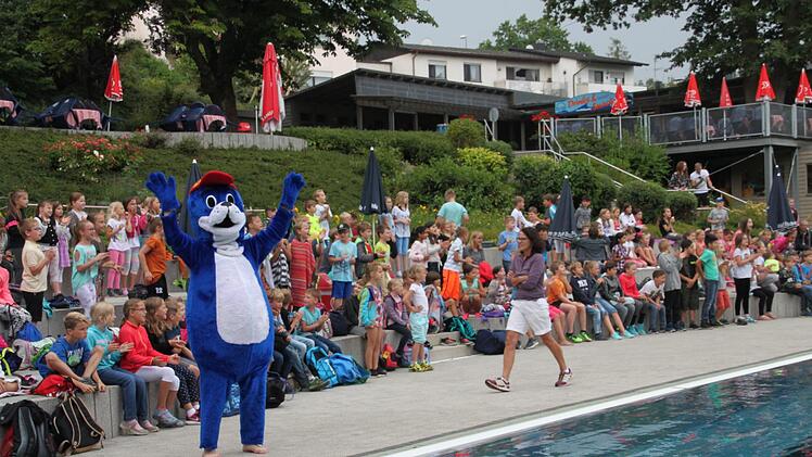 DLRG-Maskottchen "NOBI" (Markus Gampert)  feuerte die Teams an.Foto: Stephan Stöckel