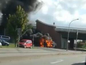 Das Facebook-Video zeigt, wie der brennende Bus durch Stralsund rollt. Die Insassen konnten sich laut Polizei in Sicherheit bringen. Screenshot: Rügen Bulli/Facebook