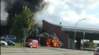 Das Facebook-Video zeigt, wie der brennende Bus durch Stralsund rollt. Die Insassen konnten sich laut Polizei in Sicherheit bringen. Screenshot: Rügen Bulli/Facebook