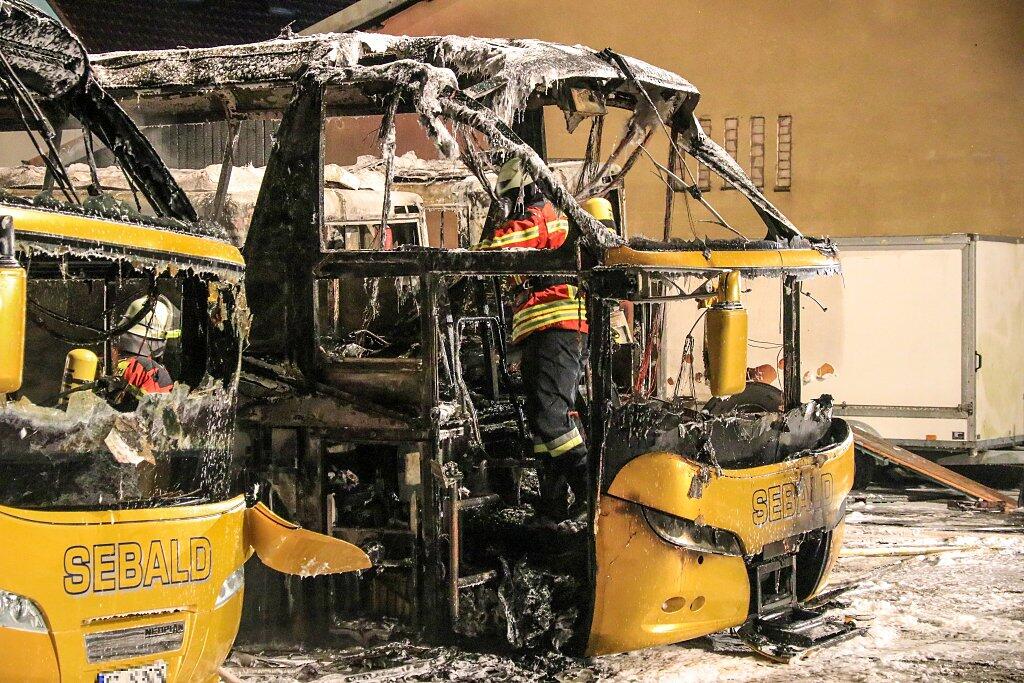 Großbrand bei Busunternehmen in Oberfranken