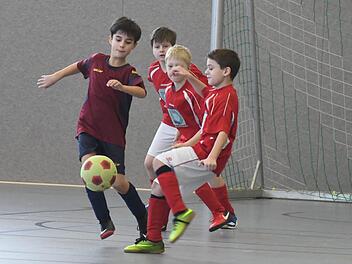 Unser Szenenbild aus der Oerlenbacher Heglerhalle vom Turnier der JFG Oberes Werntal stammt aus der U-11-Begegnung zwischen der SG Rottershausen I und der SG Steinach (in rotweiß).Hopf