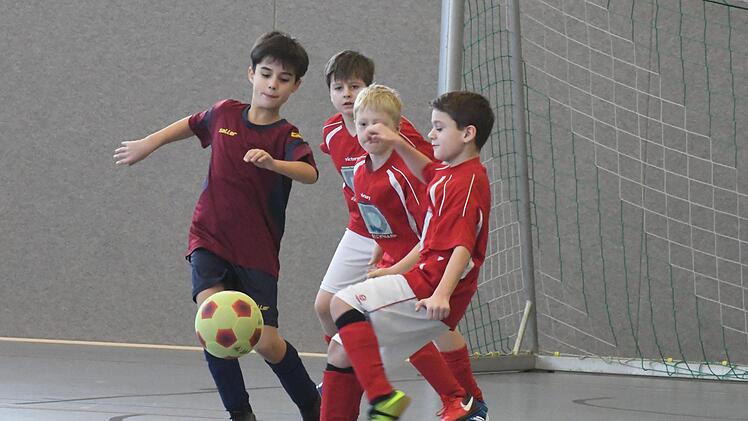 Unser Szenenbild aus der Oerlenbacher Heglerhalle vom Turnier der JFG Oberes Werntal stammt aus der U-11-Begegnung zwischen der SG Rottershausen I und der SG Steinach (in rotweiß).Hopf