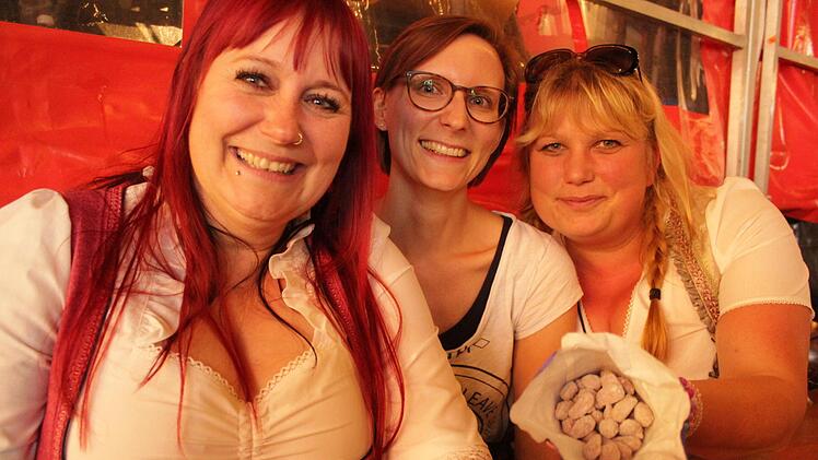 Menschen im Justizdienst sind am Tag der Betriebe ohne Robe anzutreffen, dafür gut gelaunt. Oberjustizsekretärin Hanni Jahn (l.), Justizsekretärin Anna Ulbert und Justizangestellte Nancy Gudofski versichern, dass die Naschereien rechts grobkörniger Sternenstaub sind.