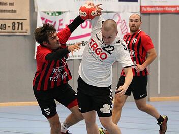 Tom Schumm (links, FC Bad Brückenau) will den Ball von Christoph Deppisch vom TSV Rödelsee. Den FClern gelang ein Überraschungscoup.  Foto: Sebastian Schmitt