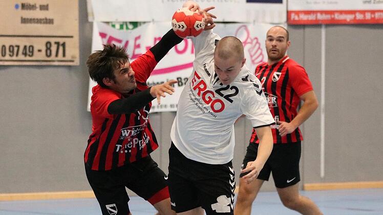 Tom Schumm (links, FC Bad Brückenau) will den Ball von Christoph Deppisch vom TSV Rödelsee. Den FClern gelang ein Überraschungscoup.  Foto: Sebastian Schmitt