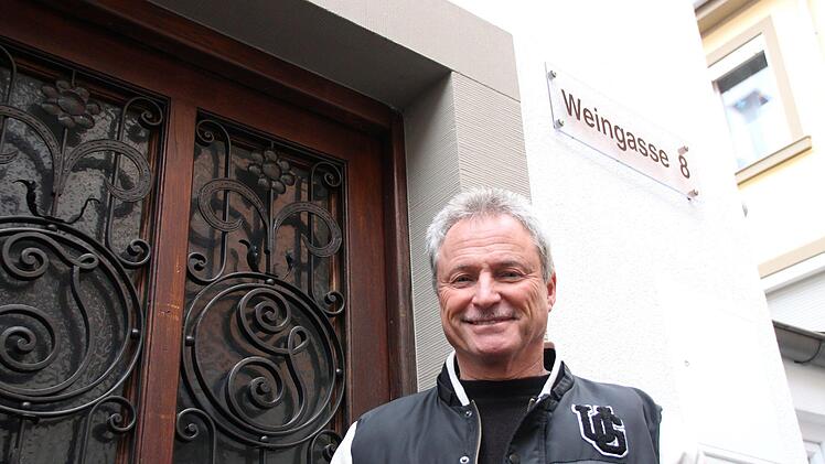 Thomas Fries vor dem denkmalgeschützten Anwesen in der Weingasse 8. B. Borst