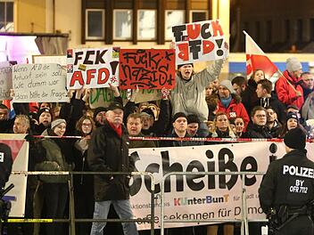 Beim Aufritt von AfD-Rechtsaußen Björn Höcke in der Stadthalle wurde auf dem EKU-Platz demonstriert. Die Polizei trennte das rechte und das linke Lager durch Absperrgitter in der Sutte. Als fast alles schon vorbei war, fiel ein junger Kulmbacher negativ auf, der jetzt vor Gericht stand.Archiv/Monika Limmer