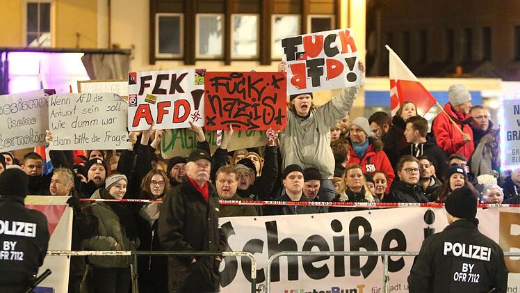 Beim Aufritt von AfD-Rechtsaußen Björn Höcke in der Stadthalle wurde auf dem EKU-Platz demonstriert. Die Polizei trennte das rechte und das linke Lager durch Absperrgitter in der Sutte. Als fast alles schon vorbei war, fiel ein junger Kulmbacher negativ auf, der jetzt vor Gericht stand.Archiv/Monika Limmer
