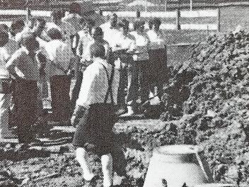 Erste Spatenstiche zum Neubau des Schützenhauses 1989