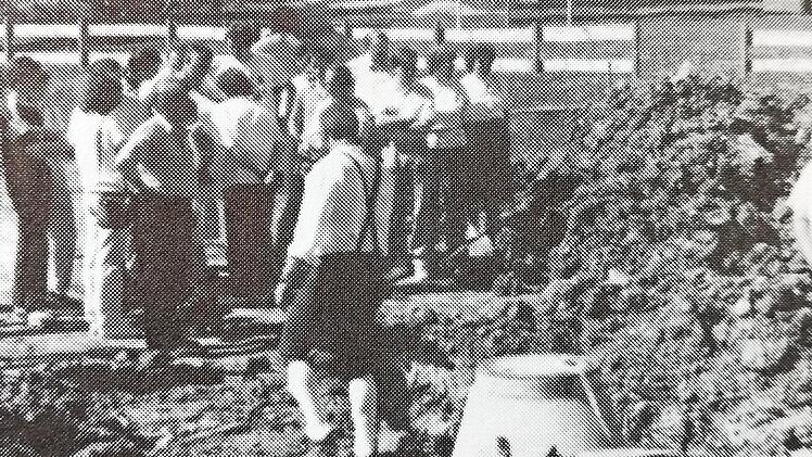 Erste Spatenstiche zum Neubau des Schützenhauses 1989