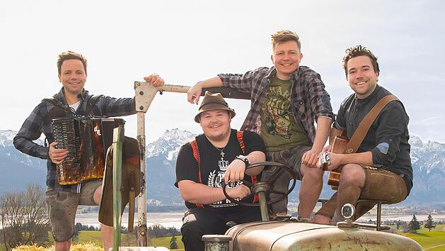 Die "Dorfrocker" Markus, Tobias und Philipp Thomann (von links) hier mit dem Comedian Thomas Willibald ("Addnfahrer"), der am Steuer sitzt, sind bald in Maßbach, um dort zwei Konzerte zu geben. Foto: Christian Pöhlmann