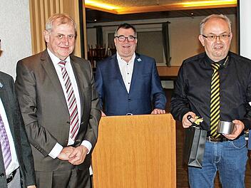 Bei der Auszeichnung (von links): Bezirksehrenamtsbeauftragter Siegfried Tabbert, stellvertretender Landrat Bruno Kellner, Kreisehrenamtsbeauftragter Stefan Schmitt, Klaus Dannert und Kreisvorsitzender Manfred Neumeister
