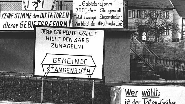 Viele Hausw&auml;nde in Stangenroth waren mit Plakaten gegen die Gebietsreform beklebt.