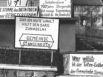 Viele Hauswände in Stangenroth waren mit Plakaten gegen die Gebietsreform beklebt.