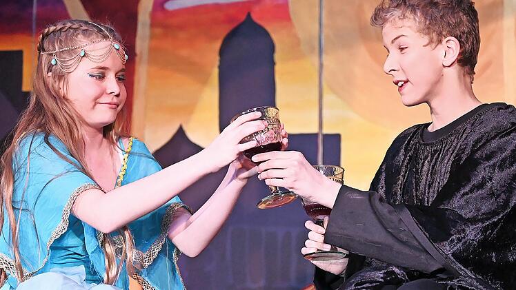 Noch ahnt der Zauberer (Luca Deckelmann) nicht, dass hinter dem Getr&auml;nketausch der Prinzessin Jasmin (Emma Schmitt) eine List steckt.